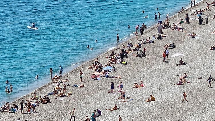 Antalya'da sahillerde bayram yoğunluğu