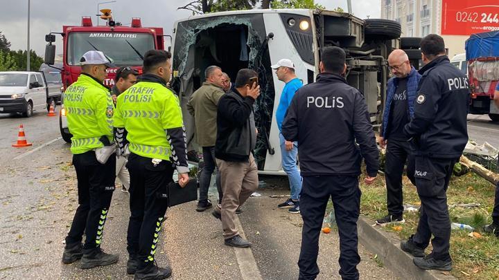 Antalya'da servis aracı devrildi: 19 kişi yaralandı