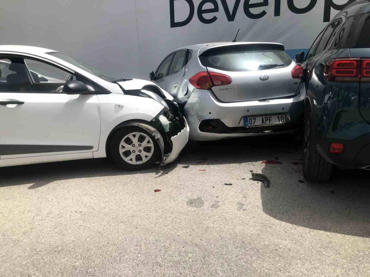 Antalya'da sürücüsünün park etmek isterken kontrolünden çıkan otomobil 3 otomobile çarptı