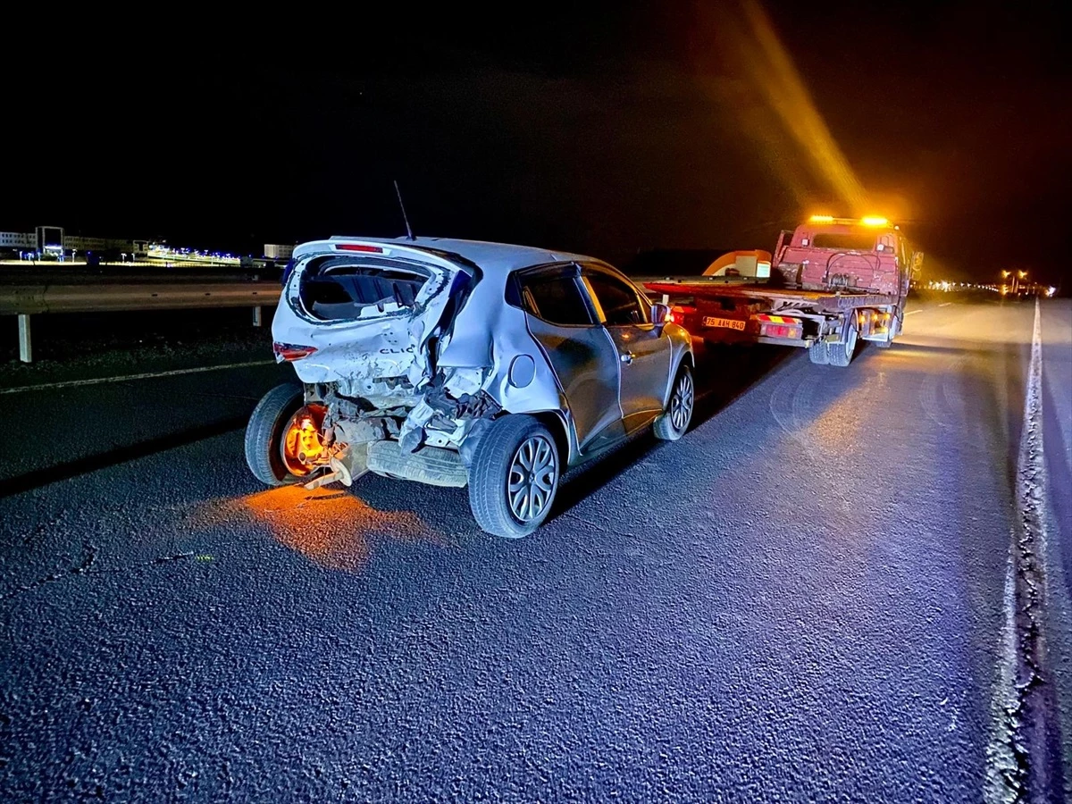 Ardahan'da 2 otomobilin çarpışması sonucu 4 kişi yaralandı