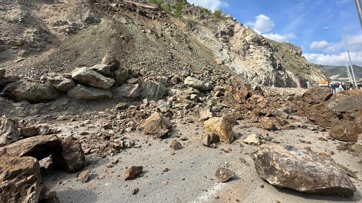 Artvin'de heyelan... Yamaçtan kopan kayalar kara yoluna düştü