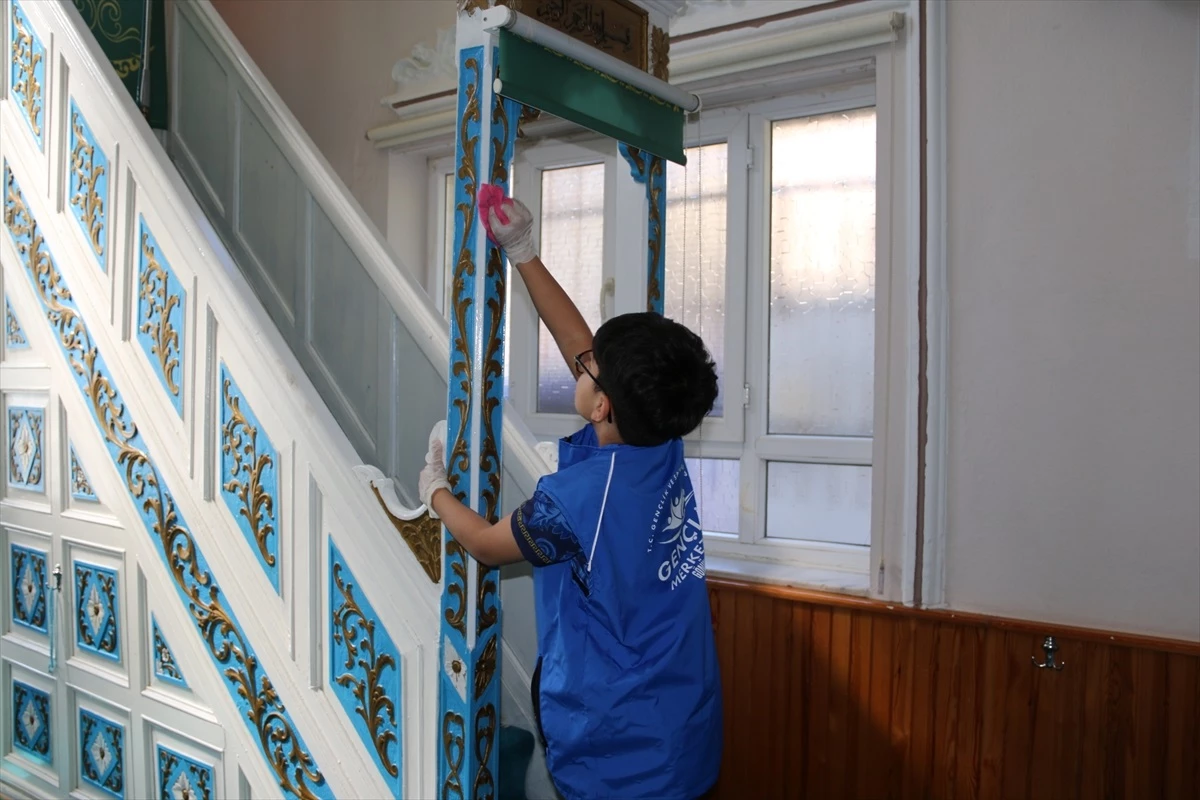 Aydın'da gençler Kadir Gecesi'nde cami temizliği yaptı