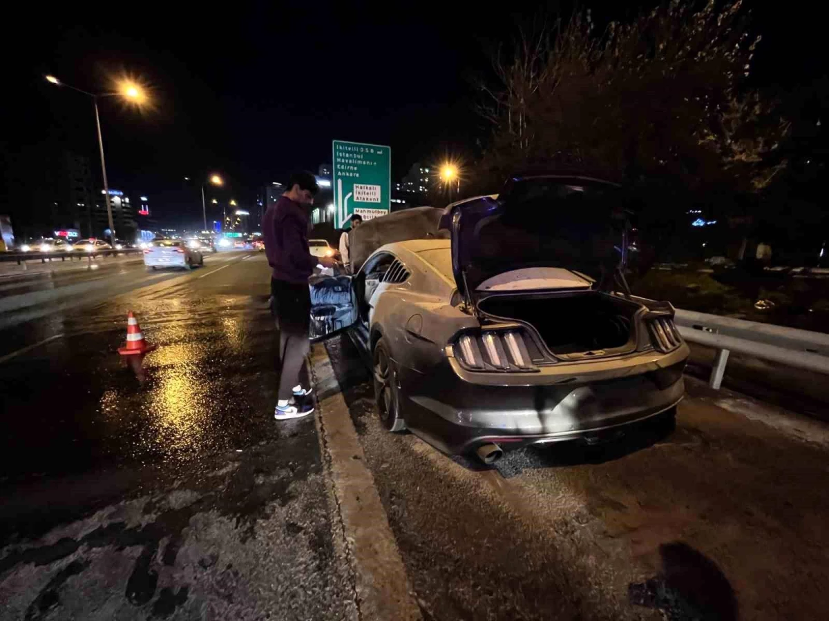 Bağcılar'da Lüks Otomobil Alev Alev Yandı