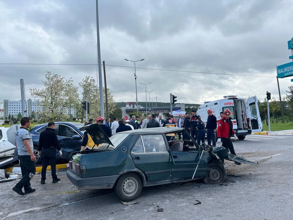 Balıkesir'de Otomobil Çarpışması: 1 Ölü, 5 Yaralı