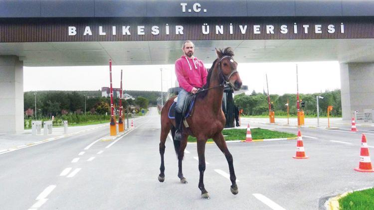 Balıkesir’in ‘atlı’ profesörü