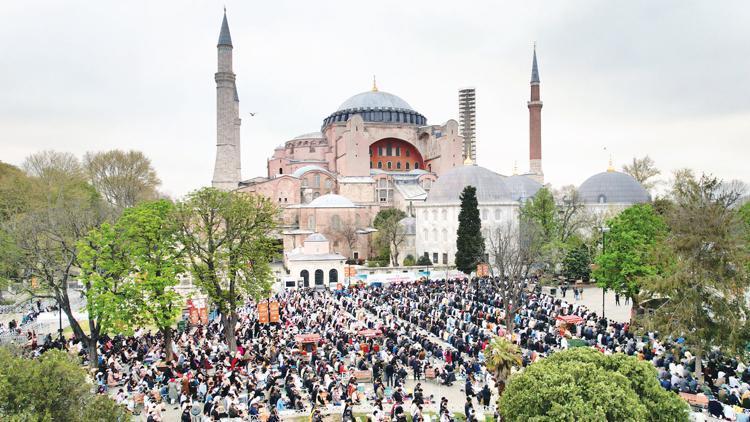 Bayramda camiler doldu taştı