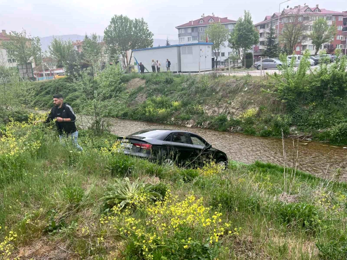 Bolu'da Navigasyon Hatası: Otomobil Su Kanalına Uçtu