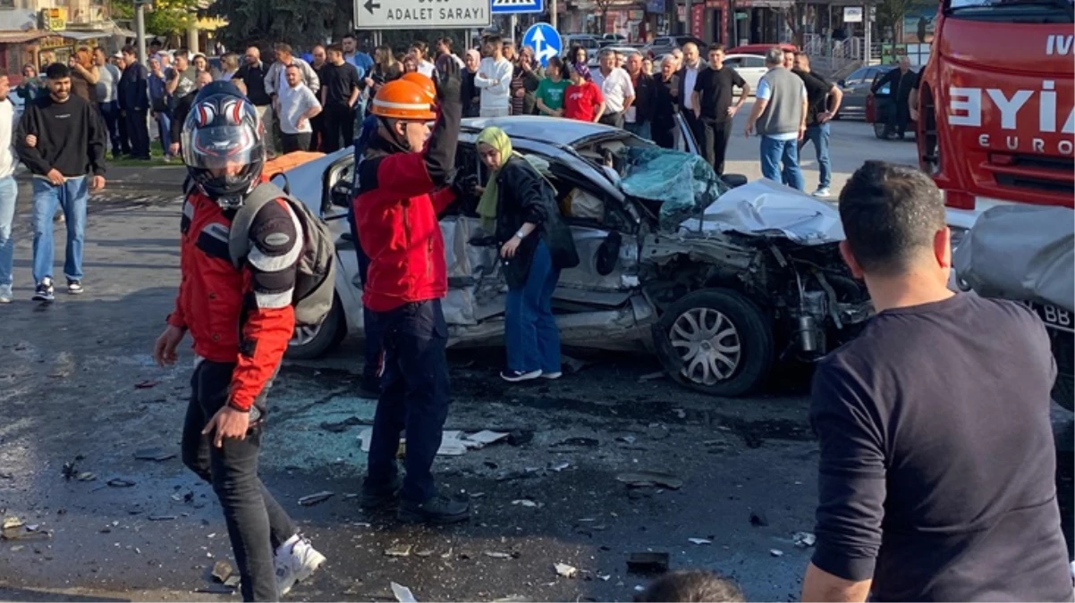 Bolu'da otobüse çarpan otomobil kağıt gibi ezildi: 2 ölü, 1 ağır yaralı