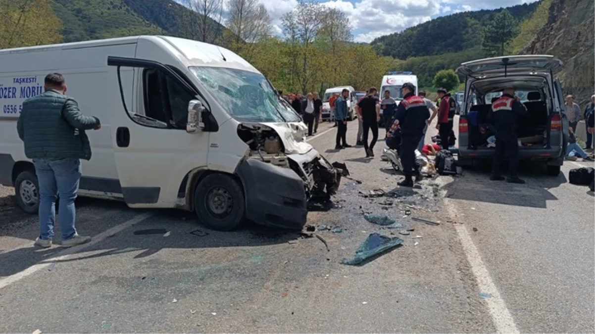 Bolu'da üniversite öğrencilerini taşıyan panelvan kaza yaptı: 3'ü ağır 15 yaralı