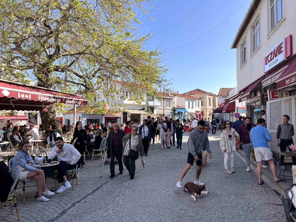 Bozcaada, Ramazan Bayramı tatilinde turist akınına uğradı