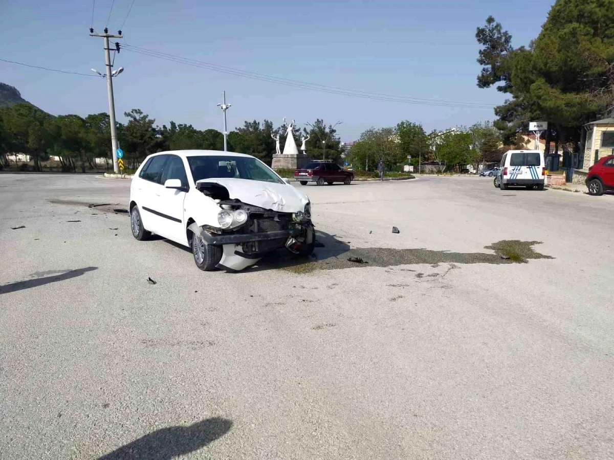 Burdur'da Kavşakta Otomobil Çarpışması: 1 Yaralı