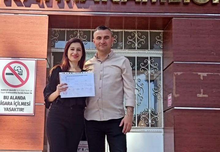 Burdur'un Tefenni ilçesinin ilk kadın muhtarı mazbatasını aldı