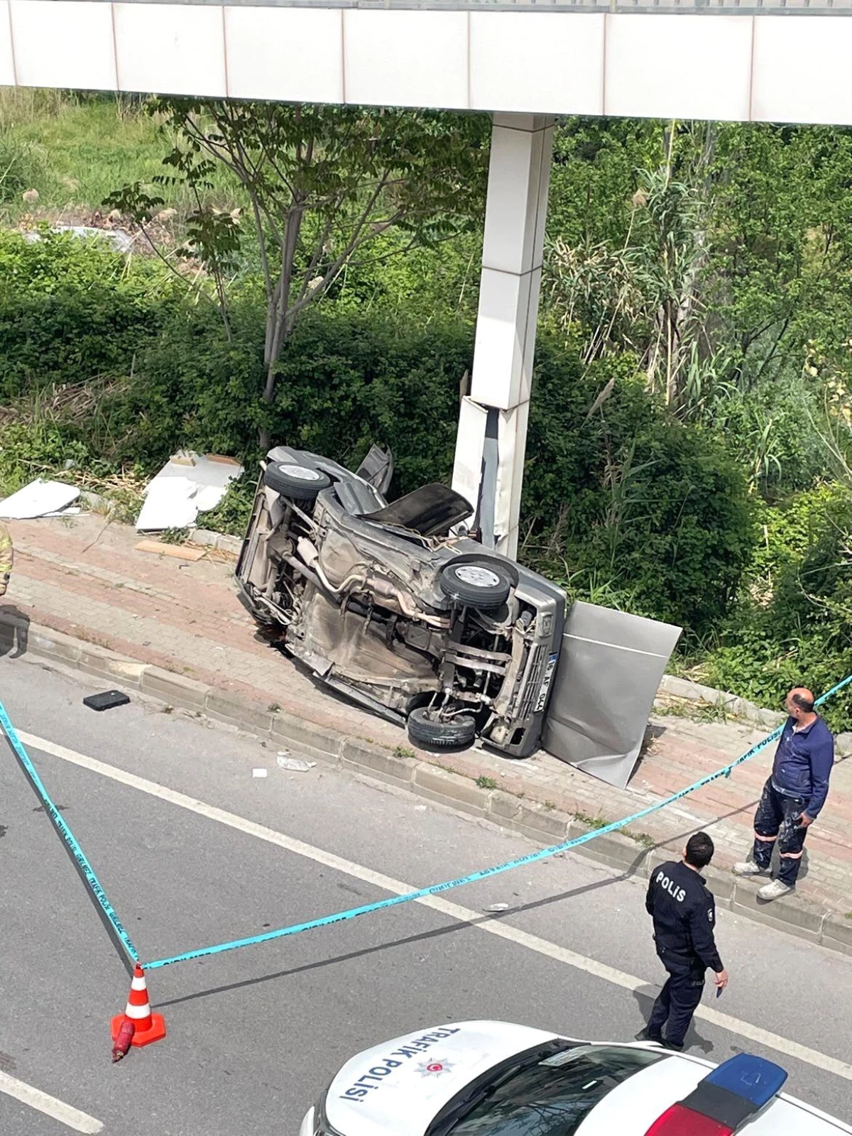 Bursa-Mudanya Karayolunda Kaza: Otomobil Hurdaya Döndü