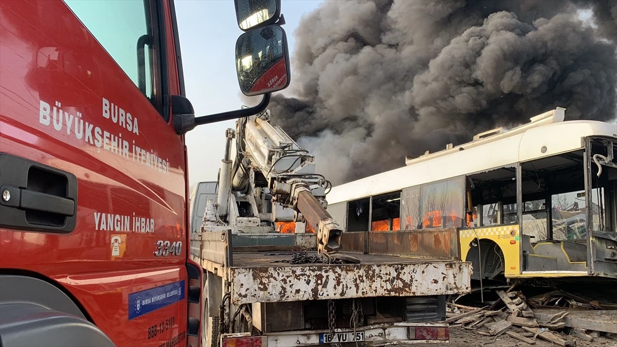 Bursa'da Geri Dönüşüm Tesisinde Otobüs Yangını