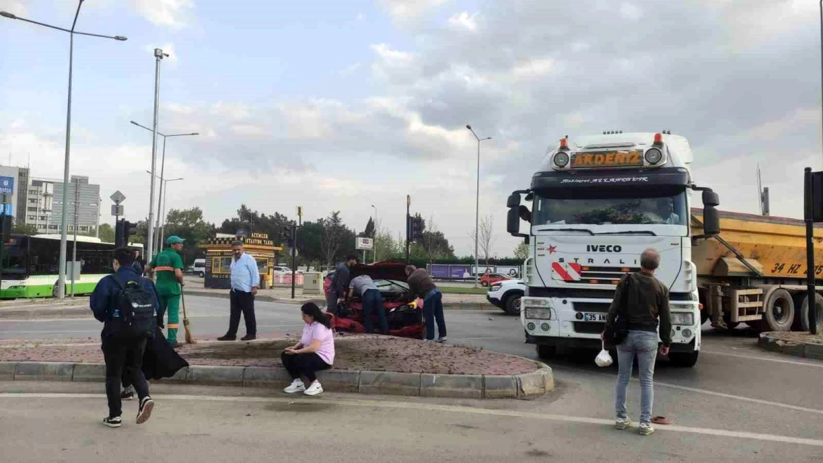 Bursa'da Hafif Ticari Araç Tıra Çarptı