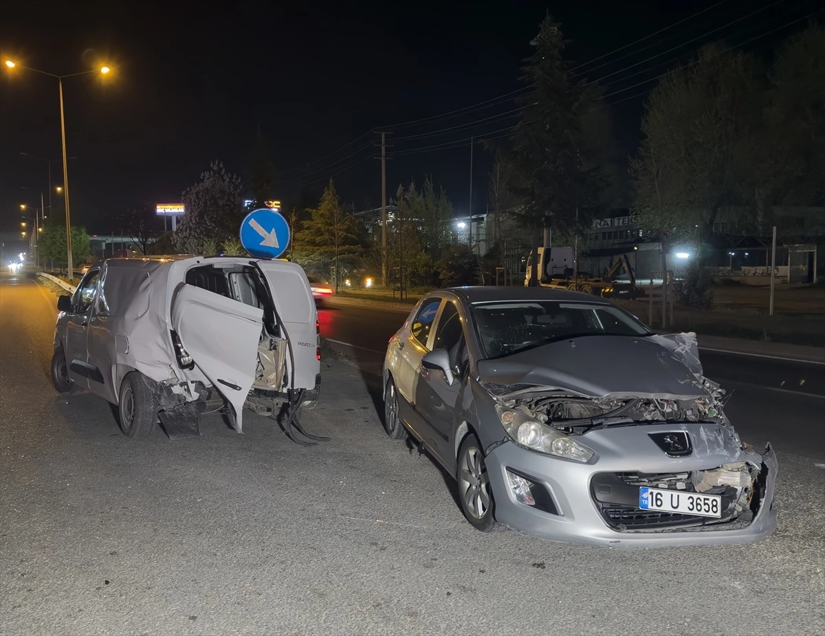 Bursa'da otomobil ile hafif ticari araç çarpıştı: 9 yaralı