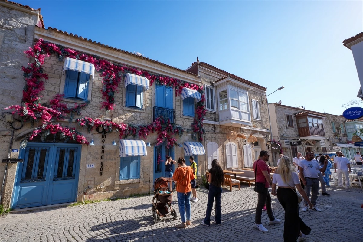 Çeşme'de Bayram Tatili: Deniz Suyu 19 Derece Olmasına Rağmen Tatilciler Denize Girdi