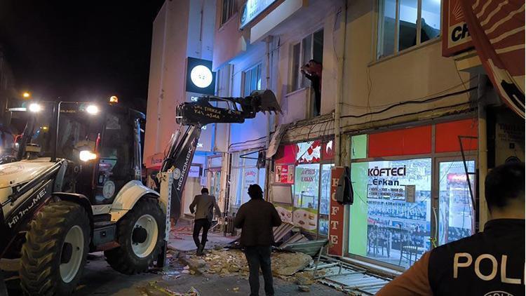 CHP ilçe başkanlığında seçim kutlamasında balkon çöktü: 1'i ağır, 4 yaralı