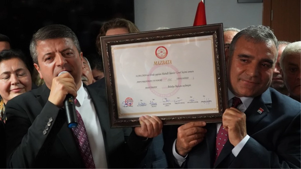 CHP'nin 47 yıl sonra aldığı Adıyaman'da Abdurrahman Tutdere mazbatasını aldı