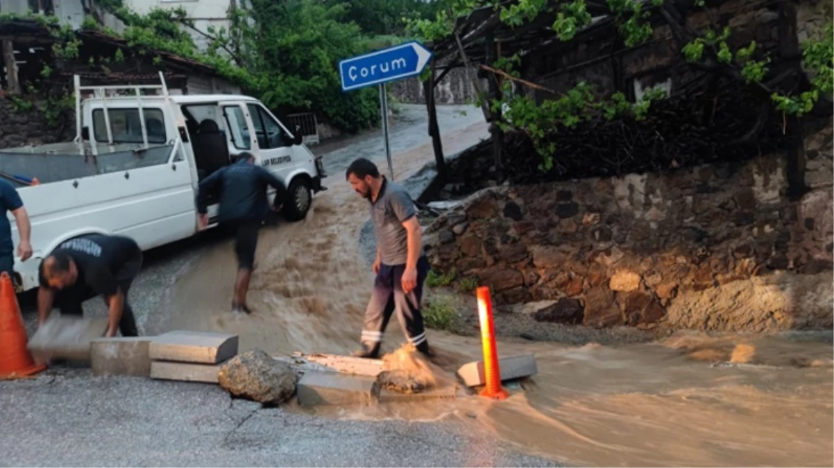 Çorum'da aşırı yağış! Yollar göle döndü, evleri su bastı