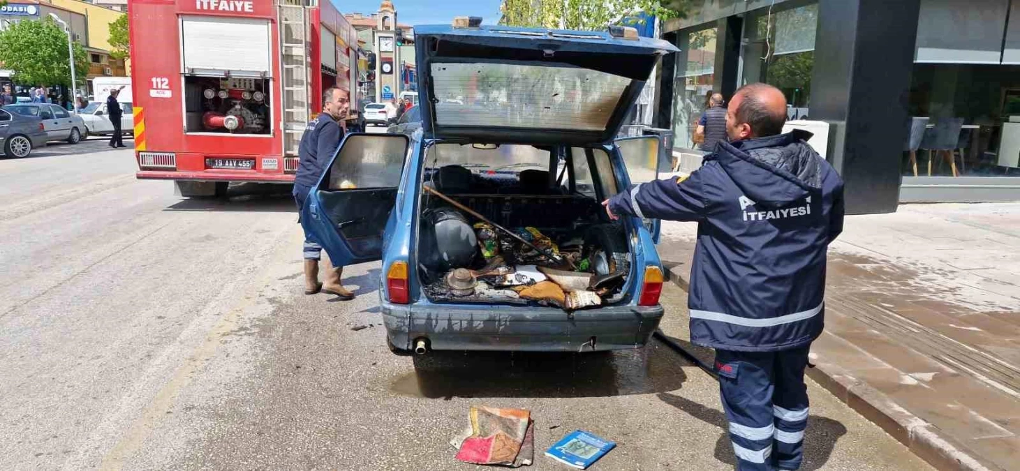 Çorum'un Alaca ilçesinde park halindeki otomobil yandı