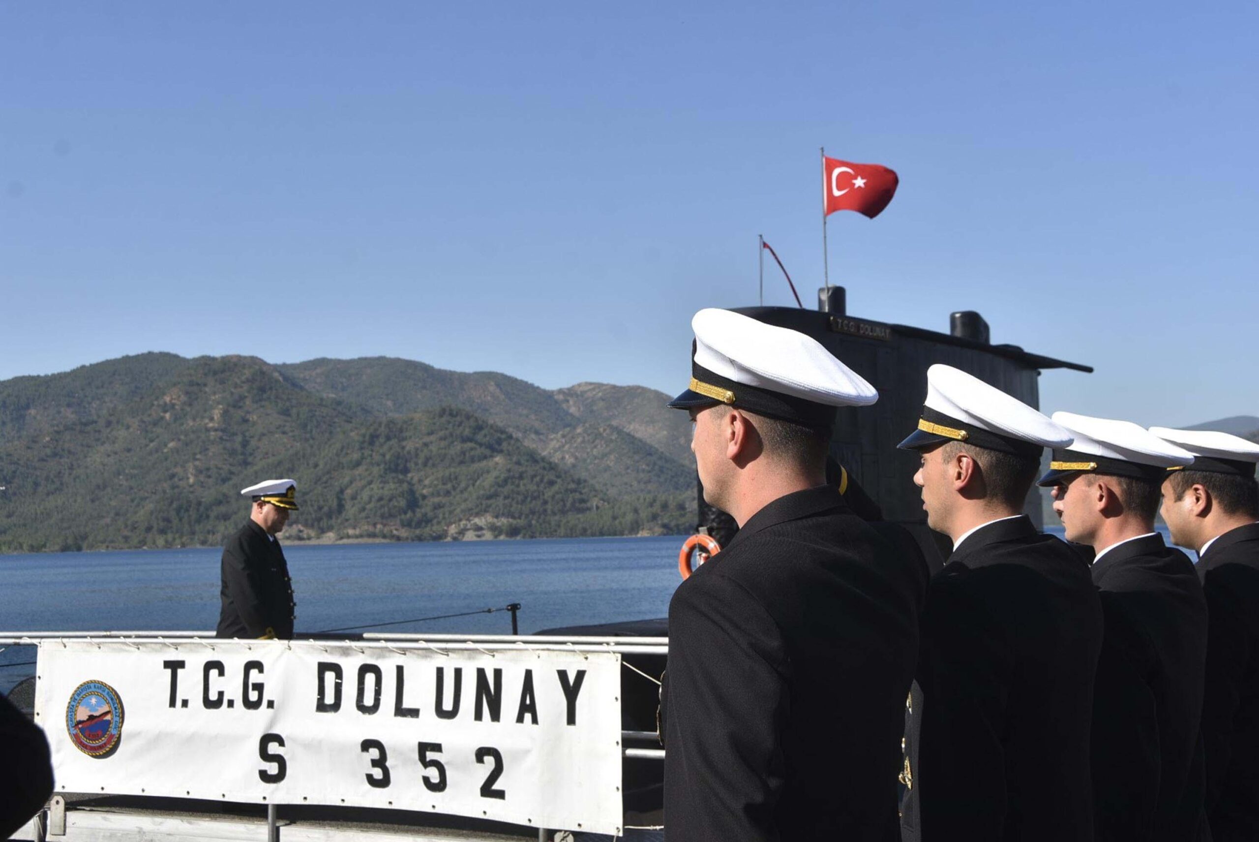 Denizaltında görevli mürettebat 'TCG Dolunay' denizaltısında bayramlaştılar