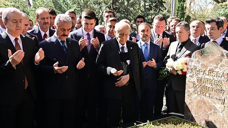 Devlet Bahçeli'den Alparslan Türkeş'in mezarına ziyaret