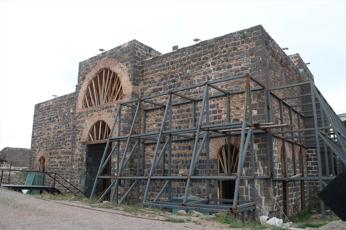 Diyarbakır'da Saint George Kilisesi ve Çardaklı Hamamı'nın restorasyon çalışmaları devam ediyor