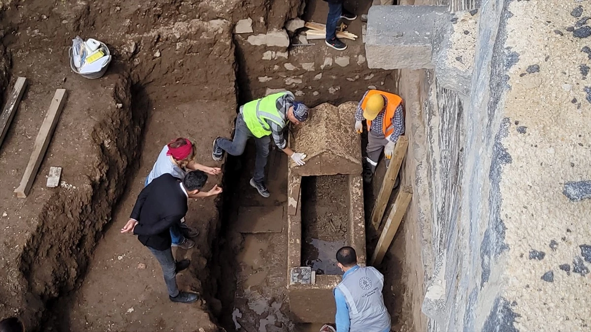 Diyarbakır'da tarihi surlarda yapılan restorasyon çalışmalarında lahit bulundu