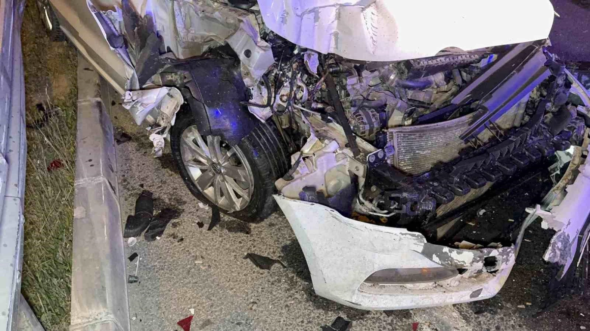 Düzce'de Sahne Sistemleri Taşıyan Pikap Otomobile Çarptı: 2 Yaralı