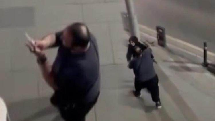 Eli bıçaklı kişi polise 'sarılalım' dedi; ortaya bu görüntü çıktı