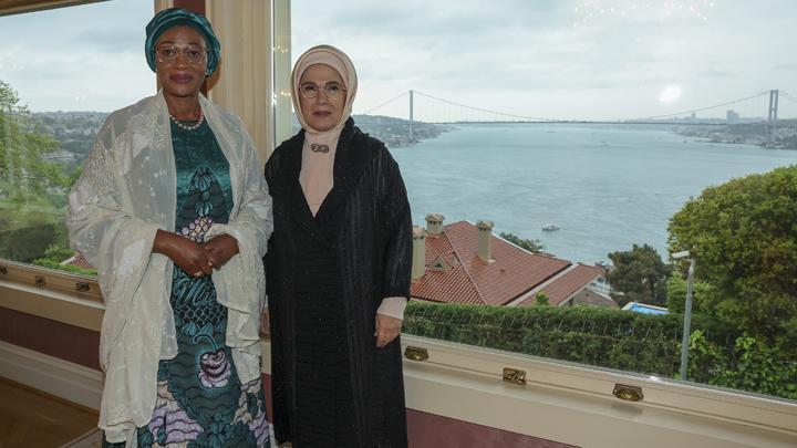 Emine Erdoğan, Nijerya Devlet Başkanı'nın eşi Oluremi Tinubu'yla bir araya geldi