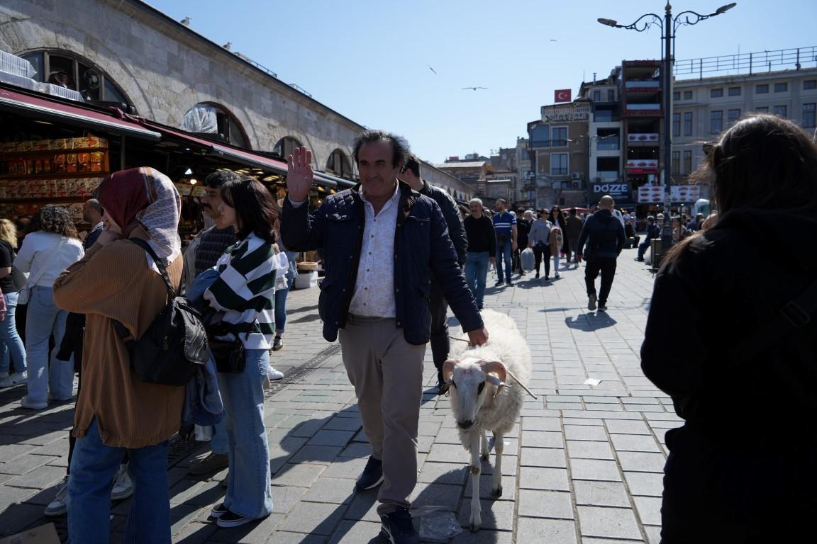 Eminönü'nde şaşırtan görüntü! Koç ilgi odağı oldu