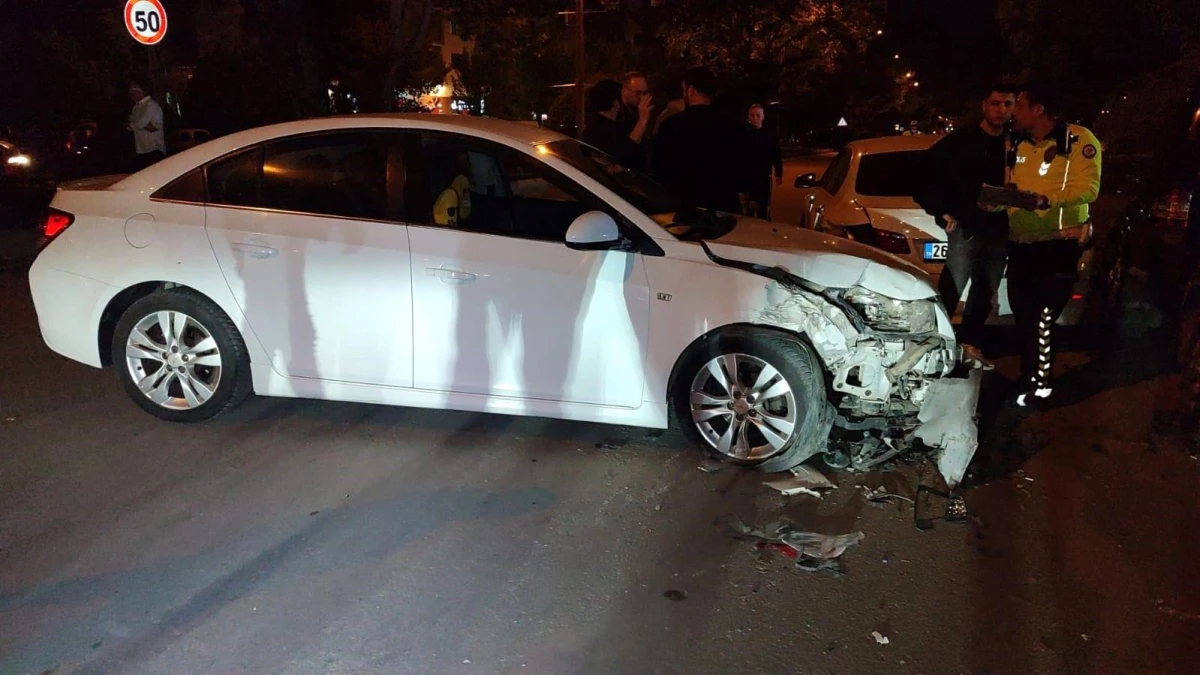 Eskişehir'de alkollü sürücü makas atarken iki otomobile çarptı