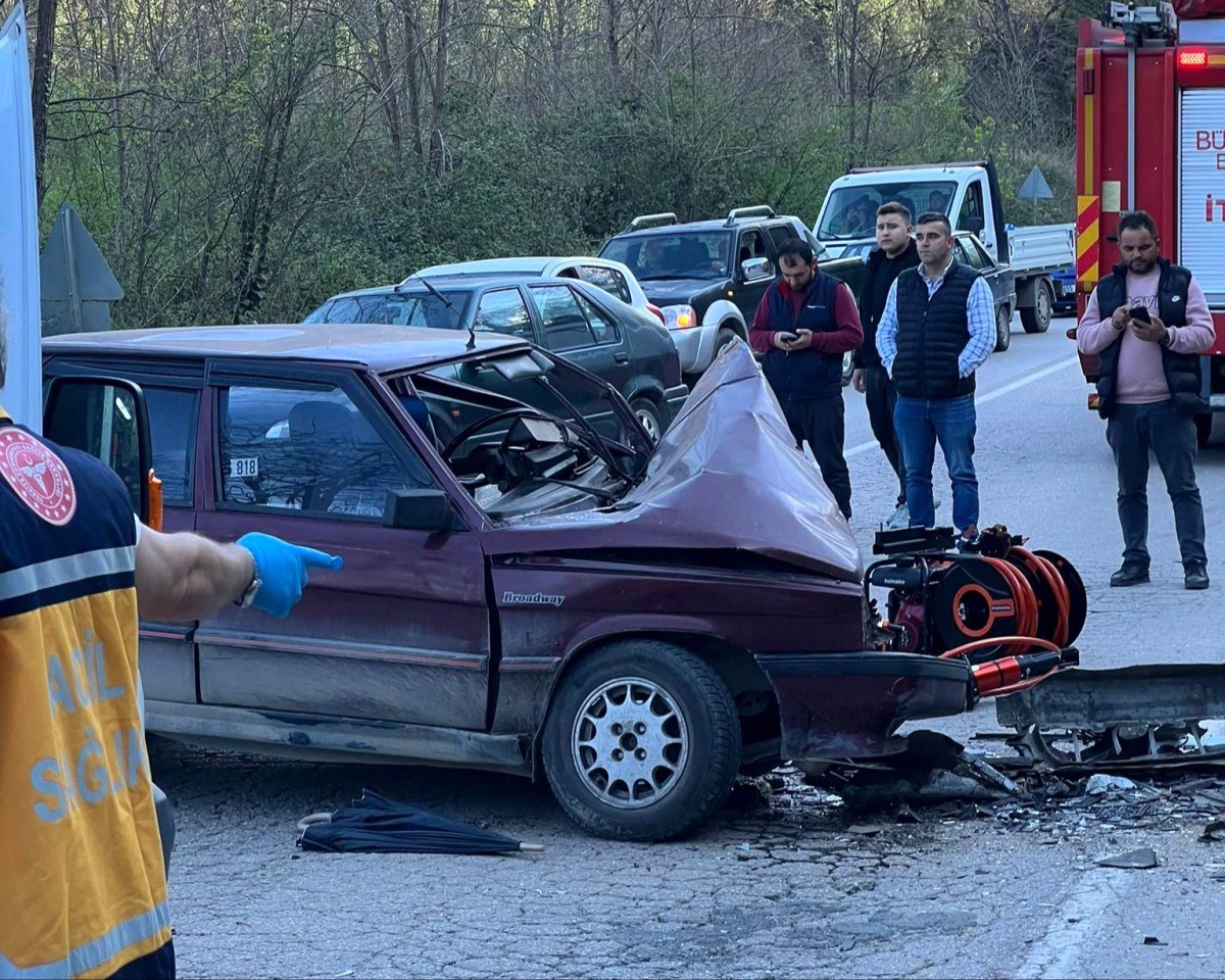 Fatsa'da kafa kafaya çarpışan otomobillerde 9 kişi yaralandı