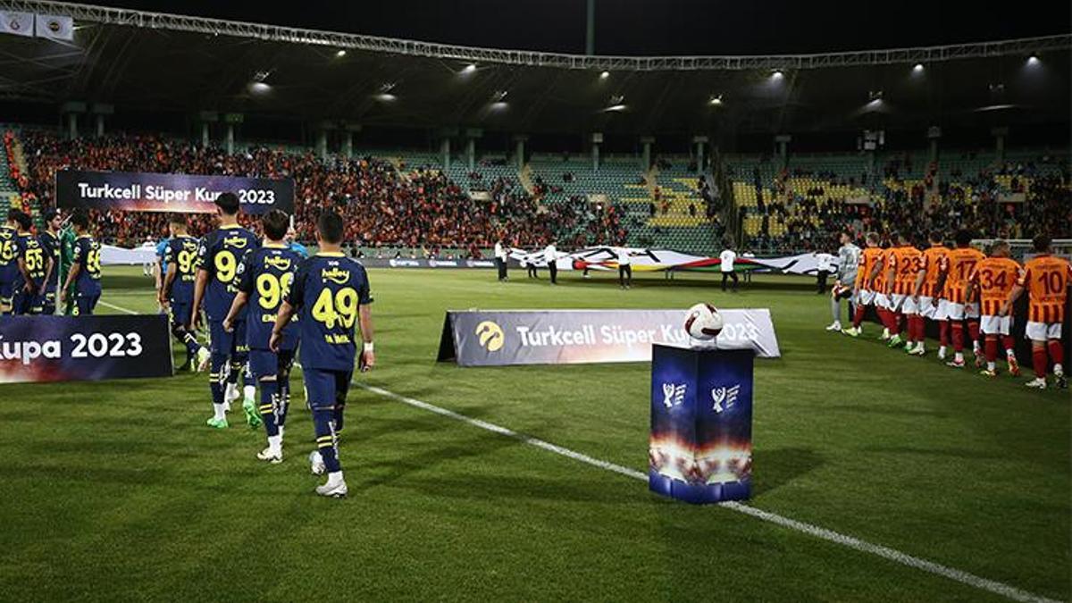 Fenerbahçe sahadan çekildi! Galatasaraylı futbolcular alkışladı