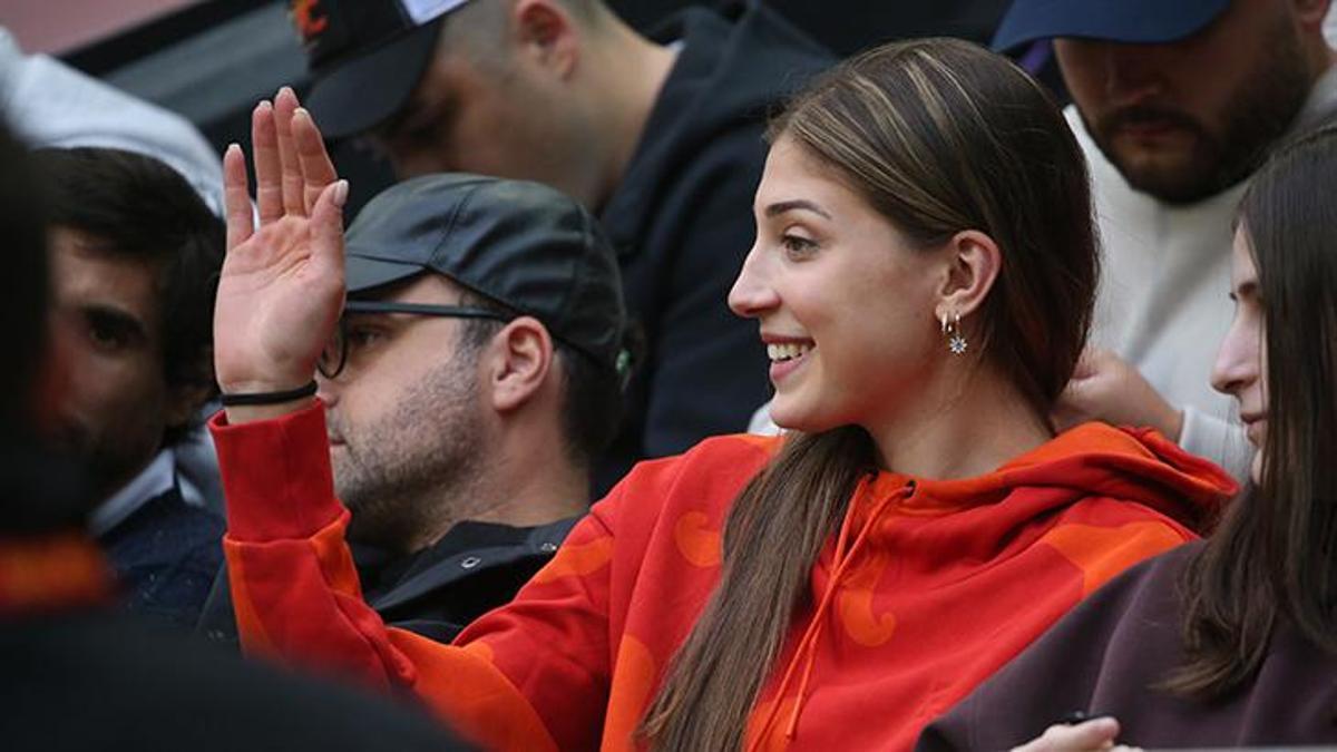 Galatasaray taraftarlarından İlkin Aydın'a yoğun ilgi! Maçı tribünden takip etti