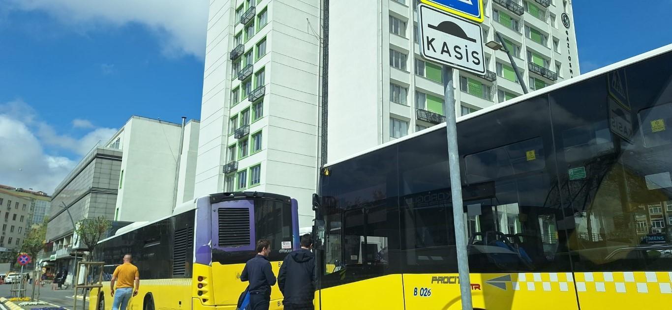 Gaziosmanpaşa'da gaz pedalı takılı kalan İETT otobüsü duraktaki otobüslere çarptı