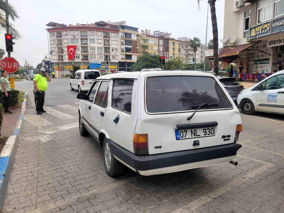 Gazipaşa'da motosiklet otomobile çarptı, sürücü yaralandı