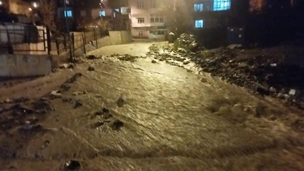 Hakkari'de sağanak yağış sele dönüştü