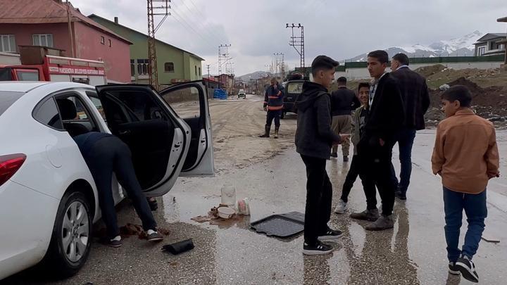 Hakkari'de su baskını: Mahsur kalan araç vatandaşlar tarafından kurtarıldı