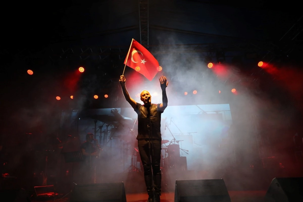 Haluk Levent, Afyonkarahisar'da konser verdi