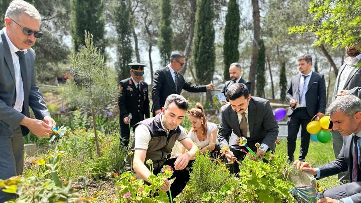 Hatay'da depremde hayatını kaybeden çocukların mezarına fidan diktiler