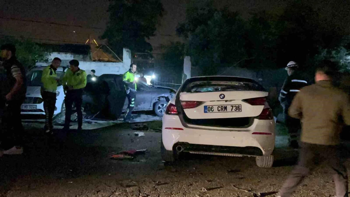 İskenderun'da park halindeki araçlara çarpan otomobil sürücüsü kaçtı