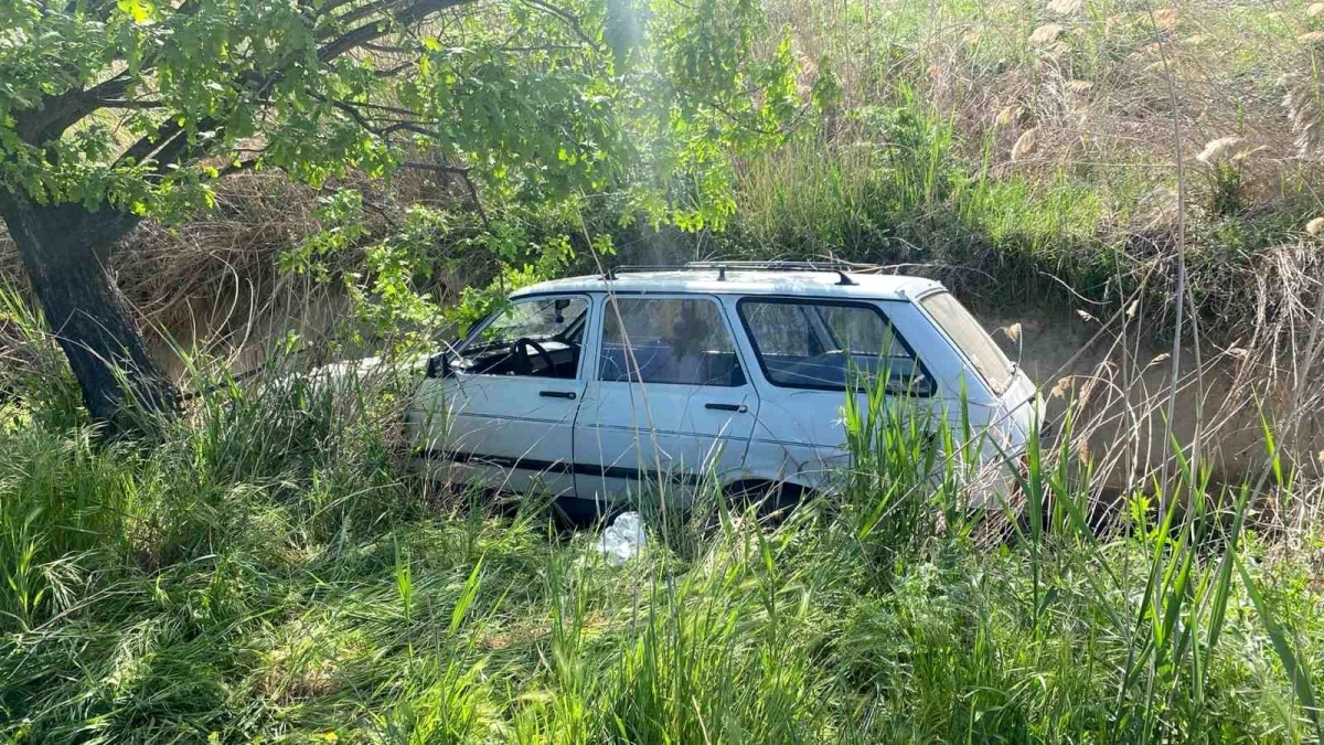 Isparta'da Kontrolden Çıkan Otomobil Su Kanalına Düştü, Sürücü Yaralandı