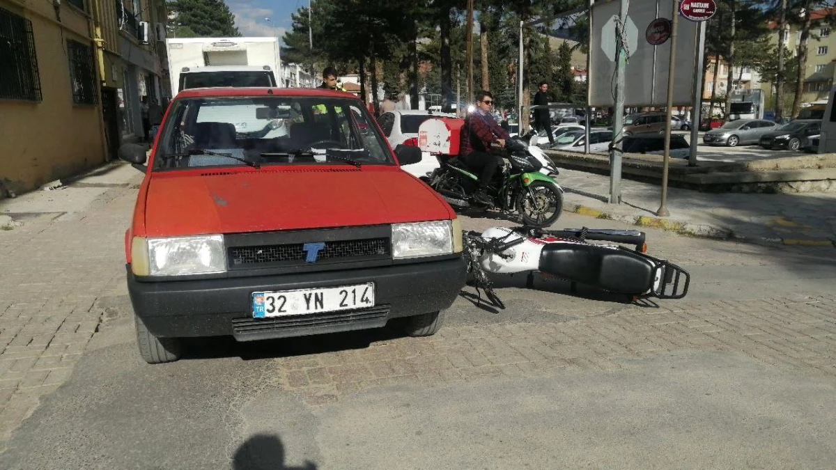 Isparta'da otomobil ile motosikletin çarpışması sonucu motosiklet sürücüsü yaralandı