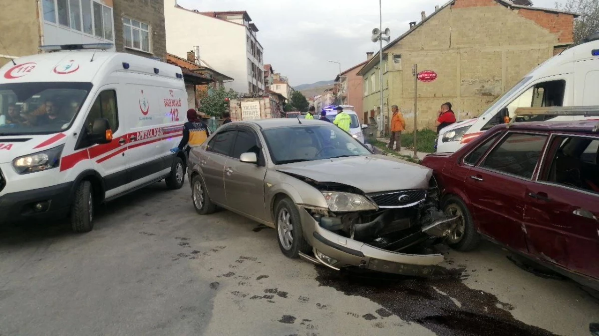 Isparta'da Otomobil Kazası: 2 Kişi Yaralandı