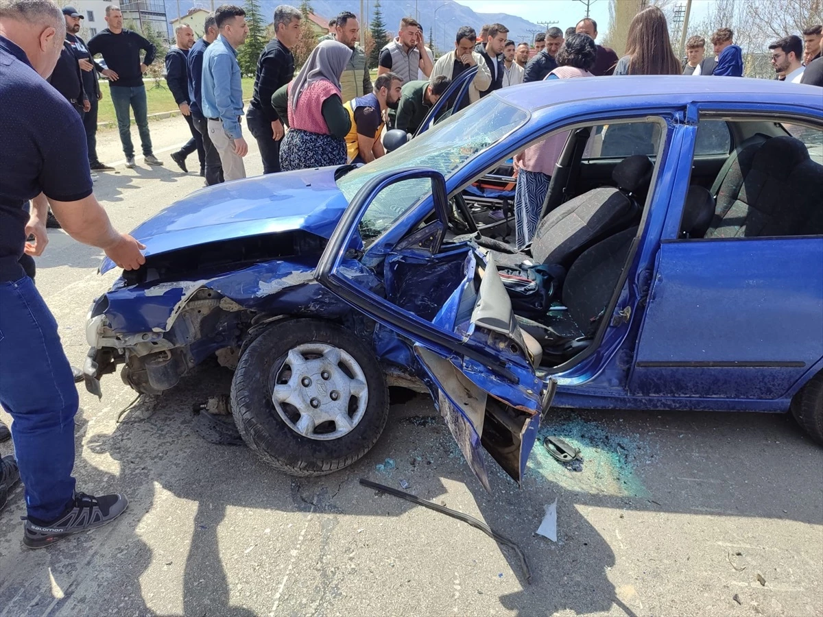 Isparta'da Otomobil ve Motosiklet Çarpışması: 10 Yaralı