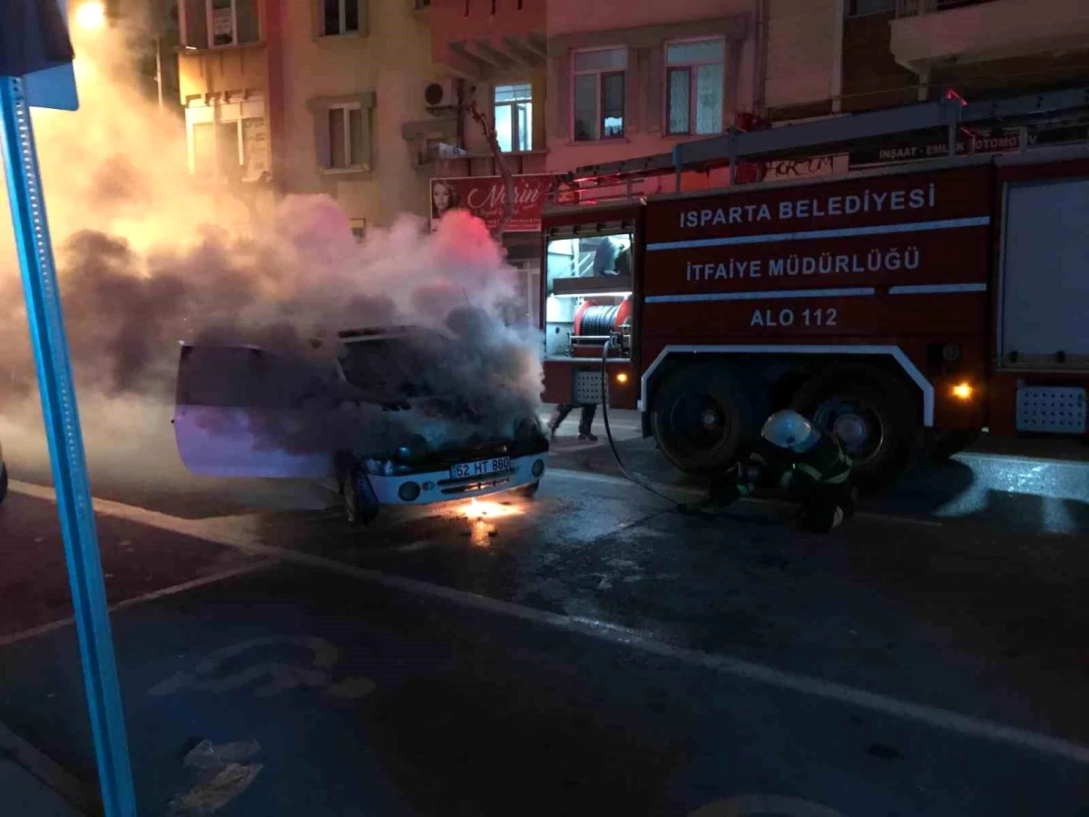 Isparta'da Park Halindeki Otomobil Kısa Devre Nedeniyle Yandı