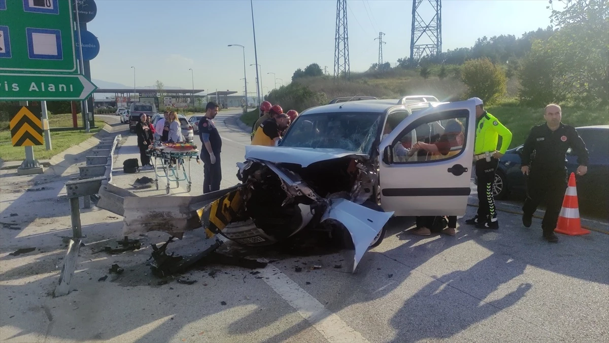 İstanbul-İzmir Otoyolu'nda kaza: 4 kişilik aile yaralandı